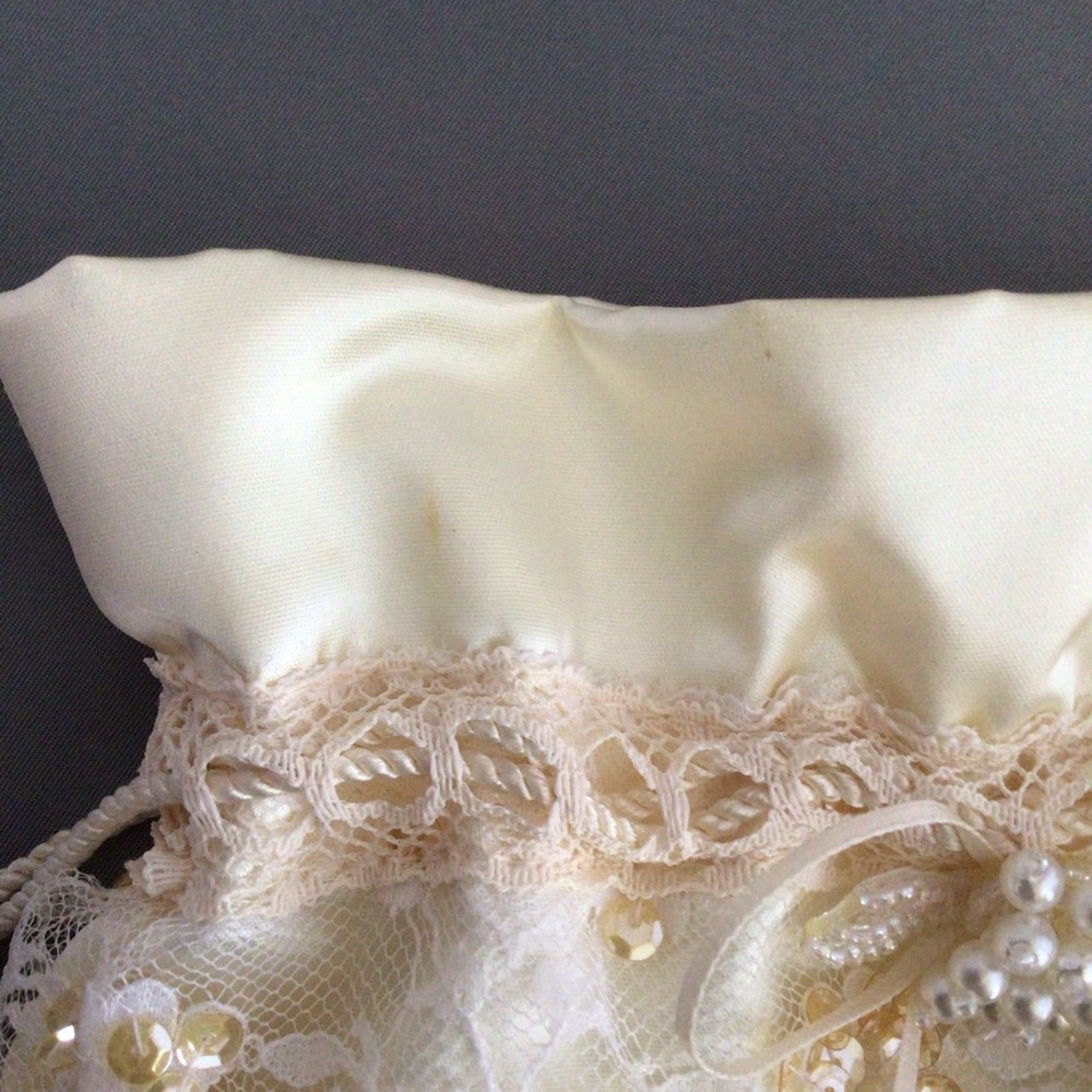 Vintage Beverly Clark Collection satin, pearl, and lace drawstring bridal bag - Picture 3 of 10